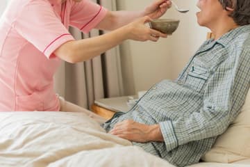 厚労省が1割→2割を本格検討開始…自己負担2倍で介護費用は150万円増に