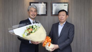 千葉ロッテ吉井新監督、ロッテ本社を訪問　重光昭会長に「精一杯、頑張ります」
