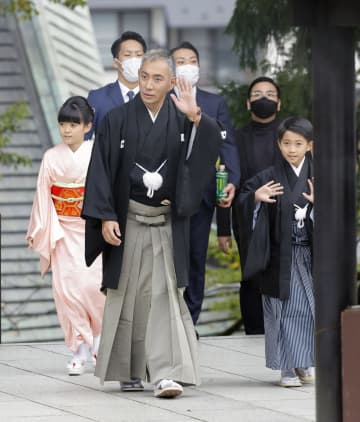 海老蔵さん親子がお練り行列　ゆかり深い成田山で
