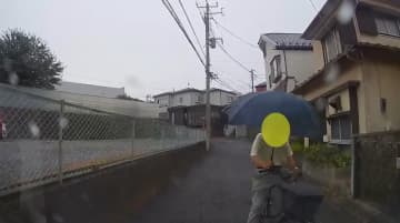正面衝突の瞬間　“傘差し運転”の自転車がクルマに…「痛い痛い」と言い残して逃走