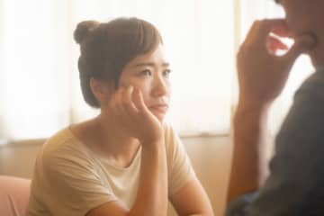 不倫夫の怪しすぎる動向「自分の飲み代の小遣いは毎月8万、食費は2万しか渡されず」