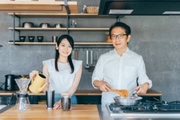 14歳年上の男性と結婚した女性「カラオケに行くとお互いの歌を知らない」