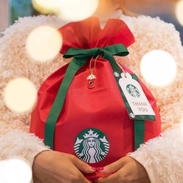 ホリデーのチャーム付き！スタバオンラインのギフトバッグが可愛い～♡