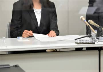 「夫はなぜ命を絶ったのか」　自殺男性の妻、市を提訴　教育長が連日叱責、長時間外労働か
