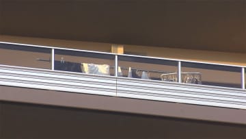 タワマン25階から2歳児転落　玄関の屋根へこみ...死亡確認