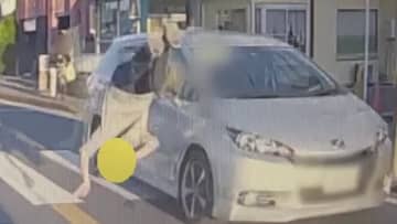 【衝撃で回転し頭から落下】運転手「西日がすごくて…」信号無視で男性ひかれる瞬間映像