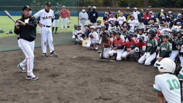 長嶋茂雄少年野球教室4年ぶり開催　G戦士が熱血指導　「名誉監督、来年は待ってます」横断幕でエール　千葉・佐倉