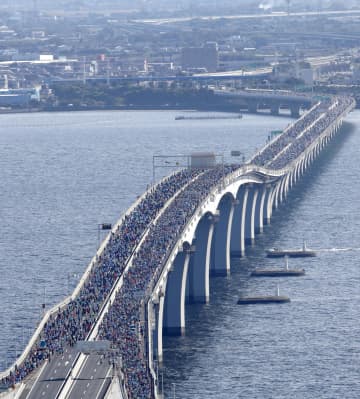 東京湾アクアラインで健脚競う　潮風浴び1万5千人がマラソン