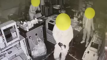 【独自】“番犬”避け裏から侵入？男3人組“現金窃盗”の一部始終…防犯カメラは掃除機で破壊