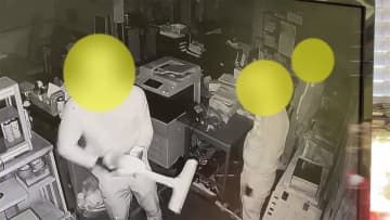 【独自】男3人組“現金窃盗”の瞬間　防犯カメラを掃除機で破壊　“番犬”避け裏口から侵入か