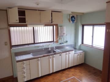 後悔しかない…500万円の“訳あり”中古住宅を買った男性 「築40年、雨戸が一切閉まらない、下水も引けない」