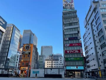 東京駅前の八重洲再開発でビックリな光景　広大な空き地にポツンと残るビル