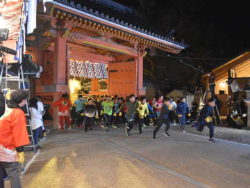 「えべっさん」総本社・西宮神社の開門神事　人数絞り、3年ぶり“全力疾走・福男選び”復活へ