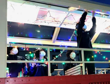 輝くトロッコ列車出発！　小湊鉄道イルミ　京葉高生が飾り付け