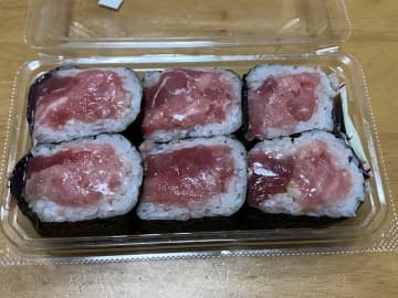 マグロ多すぎ！ 築地の鉄火巻（486円） コンビニ・サンド風ではない、その実力に唸る
