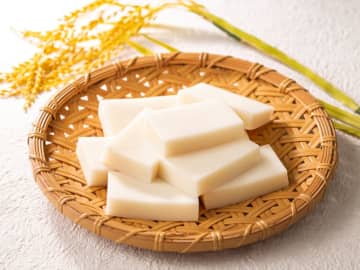 年末年始に！国産の水稲もち米100％使用！昔ながらのこだわり「杵つき餅」予約販売開始【 亀屋万年堂 】　亀屋万年堂直販店舗(東京・神奈川28店舗)にてご予約承ります。