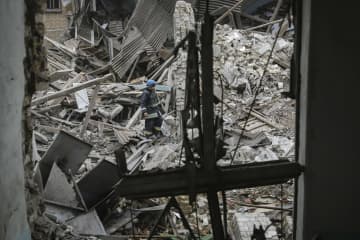 ウクライナ南部ザポロジエ州ビリニャンスクで、攻撃を受けた病院産科棟の救助活動＝23日（AP＝共同）