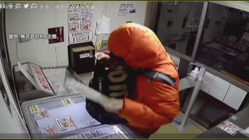 「無職で金がなく腹が減って」オレンジ色のダウン姿がまた…冷凍ラーメン万引き男を現行犯逮捕　別日の被害も同一犯か