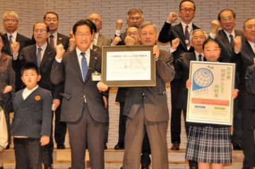 脱炭素社会の実現に向けた宣言文を発表する内田市長（中央左）