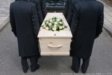 葬儀中、スマホで写真を撮るのはマナー違反？　「意外な真相」が判明した…