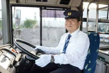 バス運転手への道を歩み出した19歳の穂満貫太さん＝鹿児島市の南国交通鹿児島営業所（撮影のためマスクを外しています）