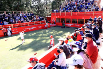 県産スギ材の観戦スタンドからゴルフファンが見守る中、開幕したリコーカップ＝24日午前、宮崎市・宮崎カントリークラブ