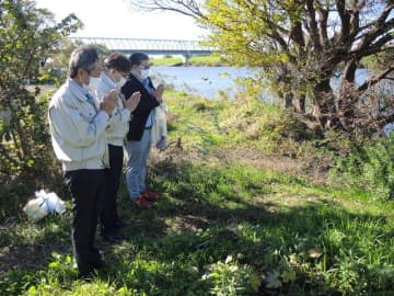 河川敷の花束　最後の片付け　「市民の温かい心感じた」　松戸不明小1死亡　発生から2ヶ月たち