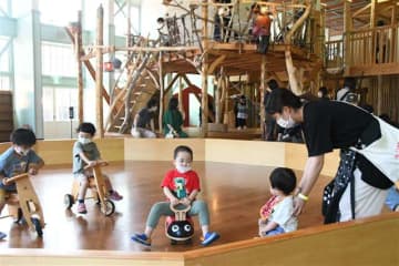 親子連れでにぎわう鳥海山木のおもちゃ美術館。来年4月から名称を「鳥海山　木のおもちゃ館」に変更する＝今年7月、由利本荘市