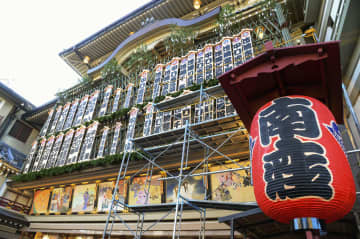 「吉例顔見世興行」を前に、京都・南座で行われた「まねき上げ」＝25日午前