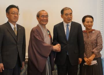 京都市役所を訪問した中国の孔駐日大使（右から2人目）ら