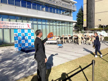 鈴木市長とキャッチボールする山田さん＝藤沢市役所本庁舎前広場