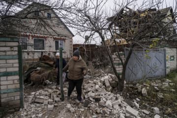 ロシア軍の攻撃を受けたウクライナ・ヘルソンの住宅＝24日（AP＝共同）