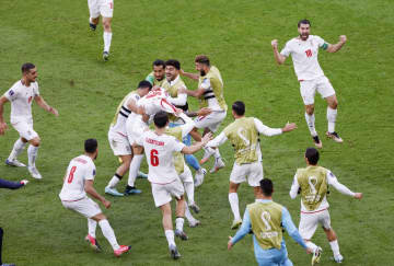 ウェールズ―イラン　試合終了間際、先制ゴールに大喜びするイランの選手ら＝アルラヤン（共同）