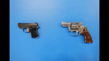 別荘で拳銃所持 男女3人逮捕　別の覚醒剤密輸事件で浮上
