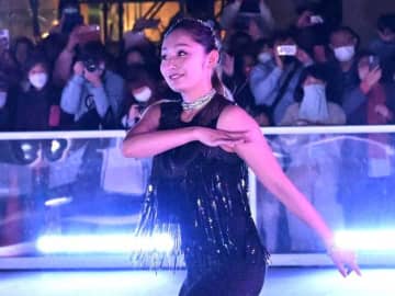 安藤美姫さんイルミ点灯　夜間イベント「YORUMACHI」開幕　千葉市中央公園にスケートリンク