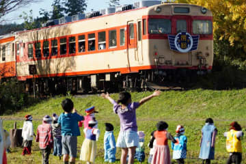 お疲れさま、昭和の車両　最後のキハ58系「キハ28」　定期運行から引退　ファンに見送られ…　千葉・いすみ鉄道
