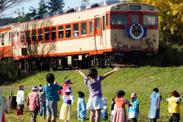 お疲れさま、昭和の車両　最後のキハ58系「キハ28」　定期運行から引退　ファンに見送られ…　千葉・いすみ鉄道