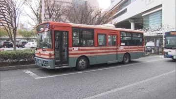 バスと衝突 女性がけが　降りた直後に後ろから