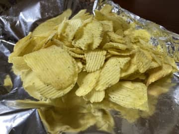 「車内でスナック菓子をボロボロこぼしながら食べていた」注意したら「ちっちゃいな！」と逆ギレされた男性