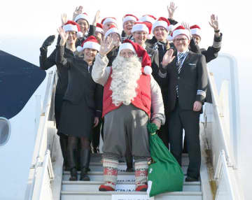 サンタ3年ぶり来日、子どもに笑顔　成田空港　待望の「メリー・クリスマス」