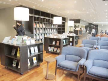蔵書7万冊、テラス席備えた本格カフェも　流山に図書館・児童センター開館