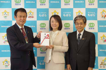 ジブラルタ生命、千葉県茂原市教委に社内表彰金1万ドルを寄付　田中市長「市内の学校の大型ディスプレー設置に活用したい」