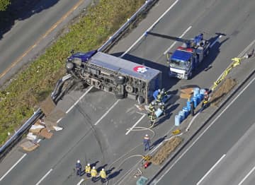 国道逆走か、77歳男性死亡　茨城、大型トラックと衝突