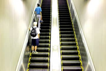 エスカレーター“片側歩行”の実態を調査！7割が「仕方ない」と回答も「視線が怖い」のホンネ