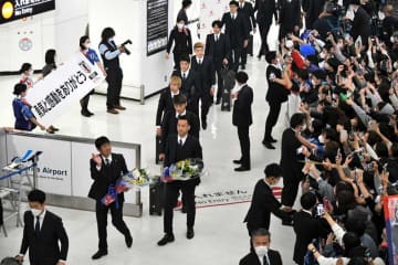 【速報】サムライブルー誇らしく帰国　成田空港、サポーター歓喜の出迎え　W杯サッカー日本代表