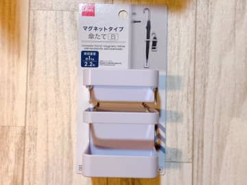 この発想はなかった...！ダイソーのマグネット式「傘立て」の便利な活用法5つ