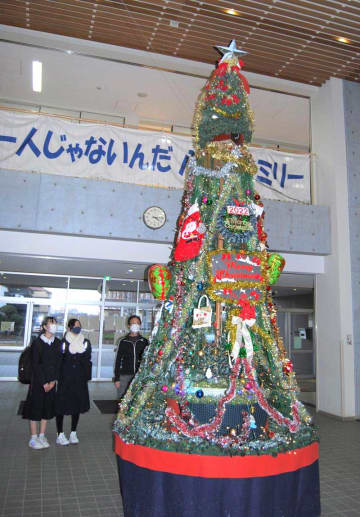 中学校にひそかな名物　3．5メートルのクリスマスツリー　今冬も手作り　環境整備員・中西さん、丹精込め年々“進化”　千葉・八千代中