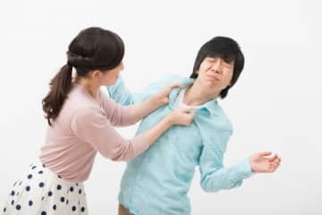 「テクテク」「ガチャ」“擬音語をいちいち口に出す旦那”にイライラする妻の投稿