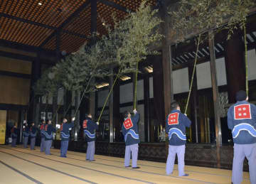 成田山新勝寺で年末恒例すす払い　新年に向け、仏像やお堂清める