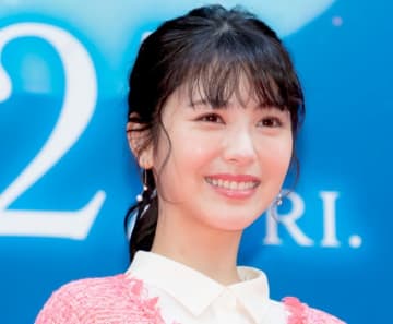 浜辺美波、イベントでの失敗を告白　賀来賢人にエスコートされるも、“お手”みたいな格好になってしまう